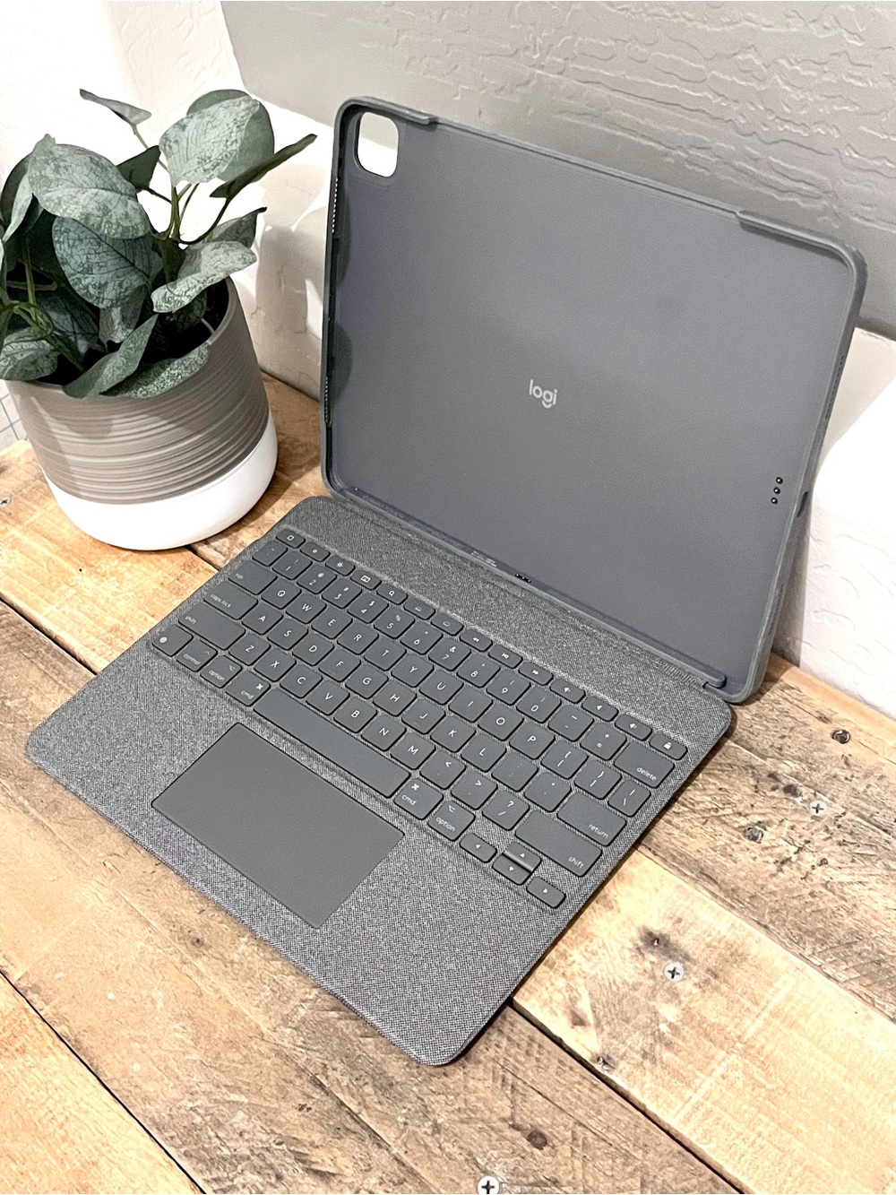 Logitech Combo Touch Keyboard Case iPad Pro 12.9" 5th & 6th Gen Graphite